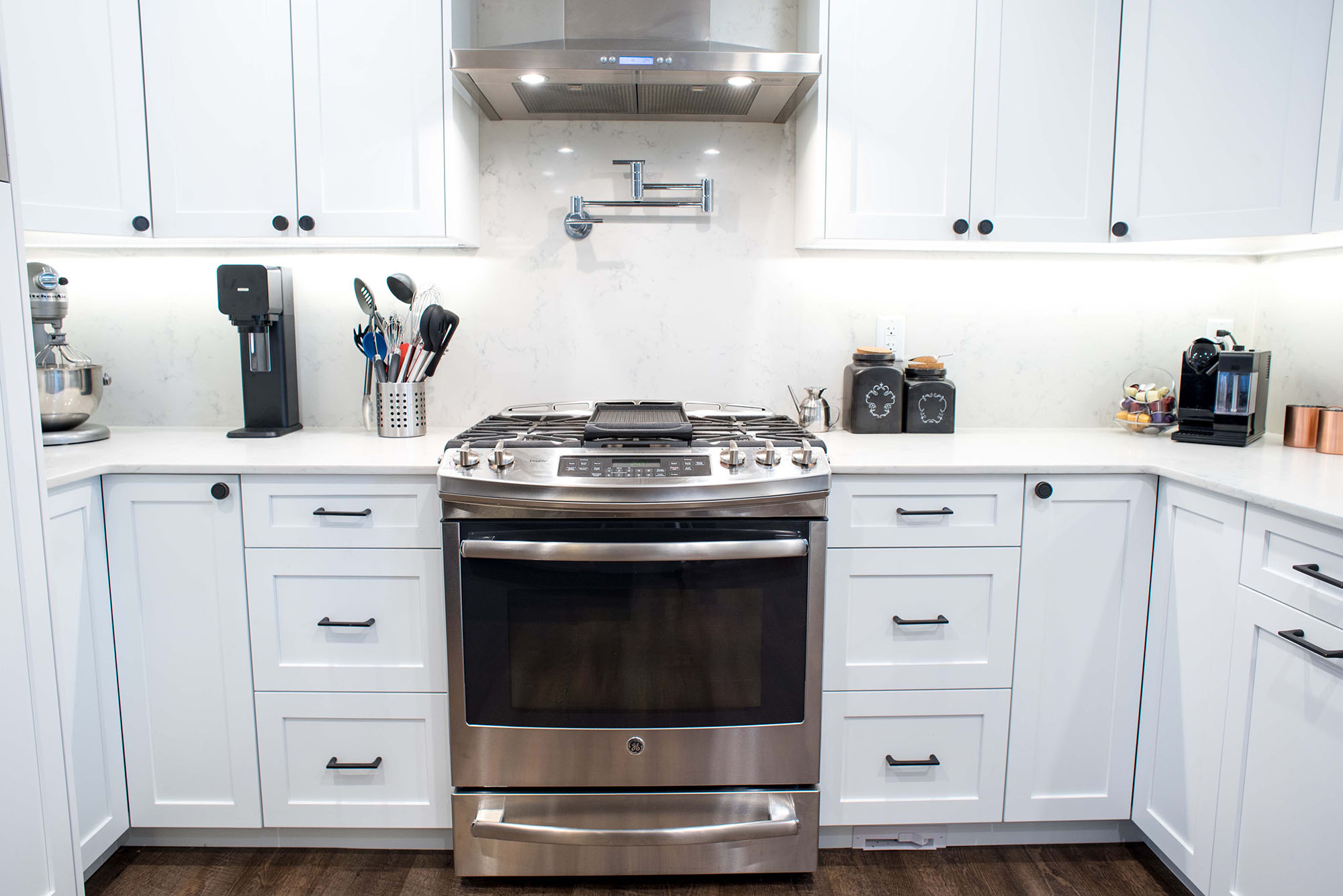kitchen-stove-cabinets