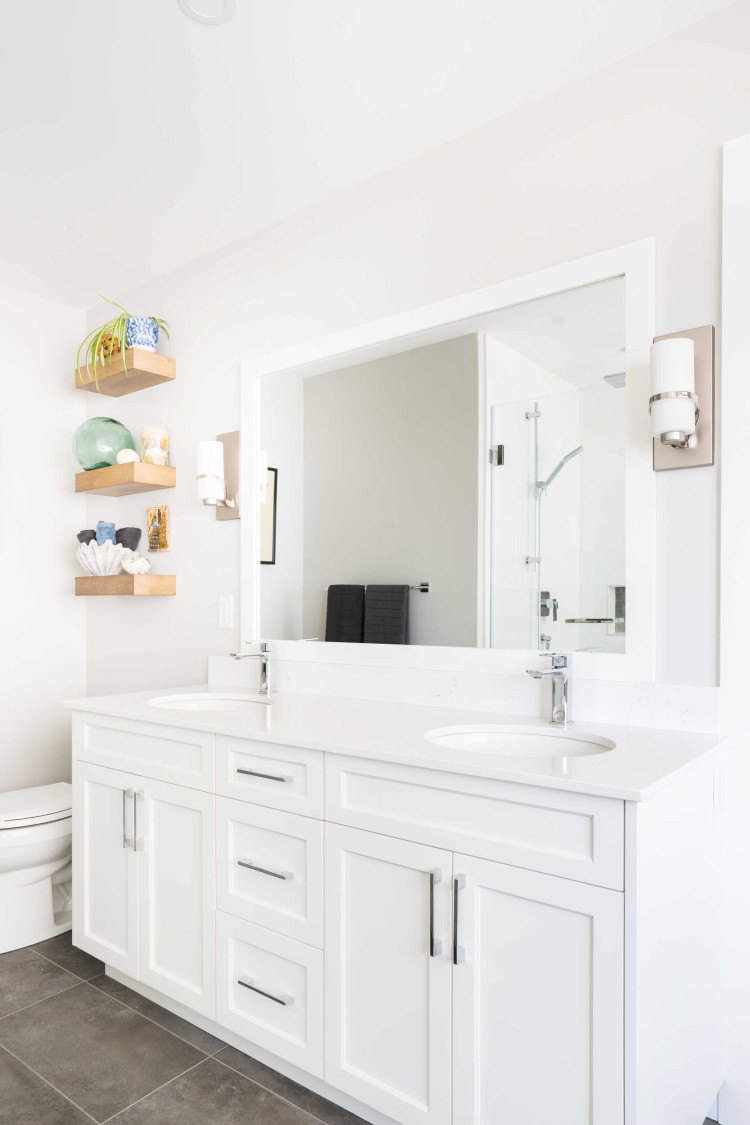 Port Coquitlam master bath shaker vanity with quartz counter